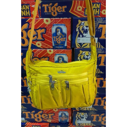Túi xách kipling 29×23( tặng kèm khỉ trang trí)