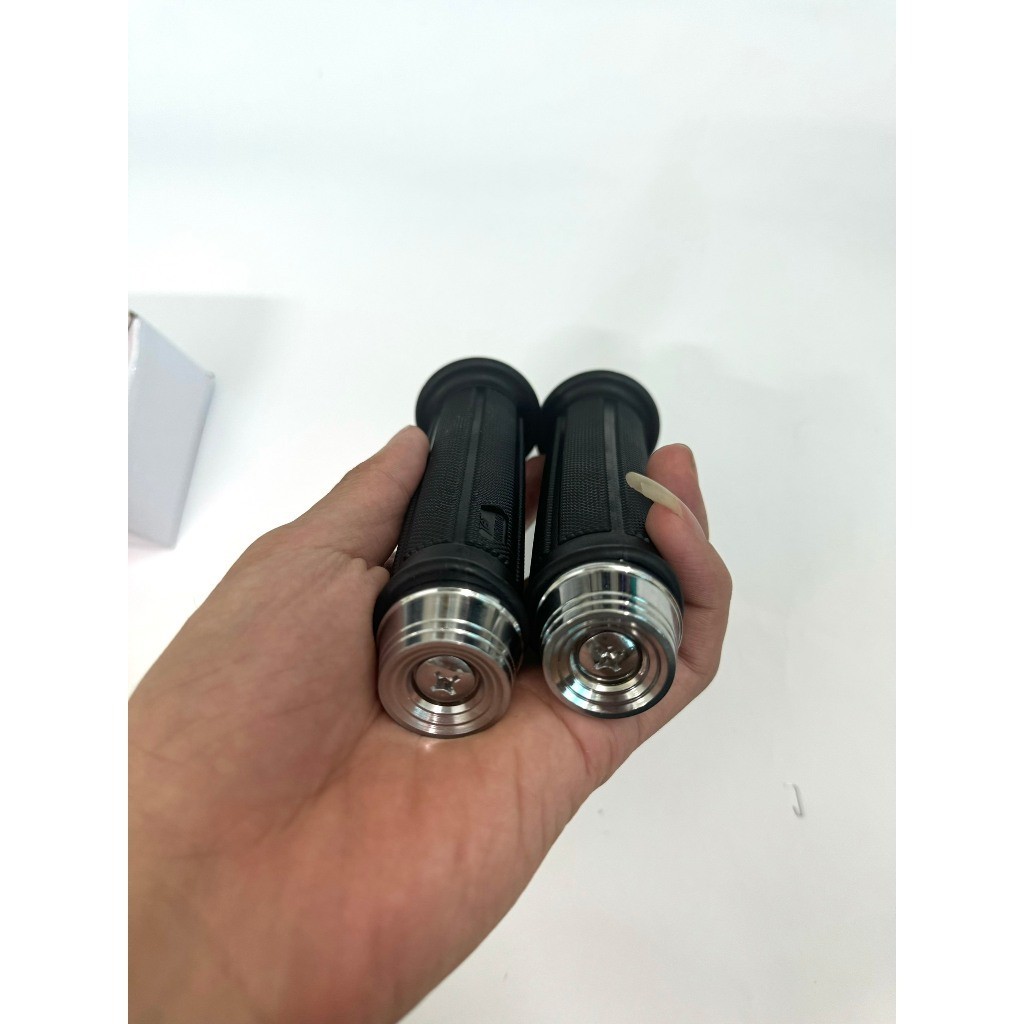 Tay nắm TBT+Gù salaya inox hàng Nhập mẫu V1 sử dụng cho mọi loại xe, hàng mềm, bám tay(giá 1 đôi)