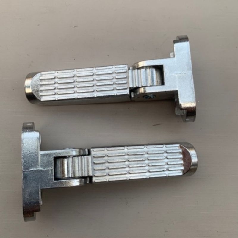 Để chân sau xe điện ninja , cap a,.. (có bán lẻ 1 bên)