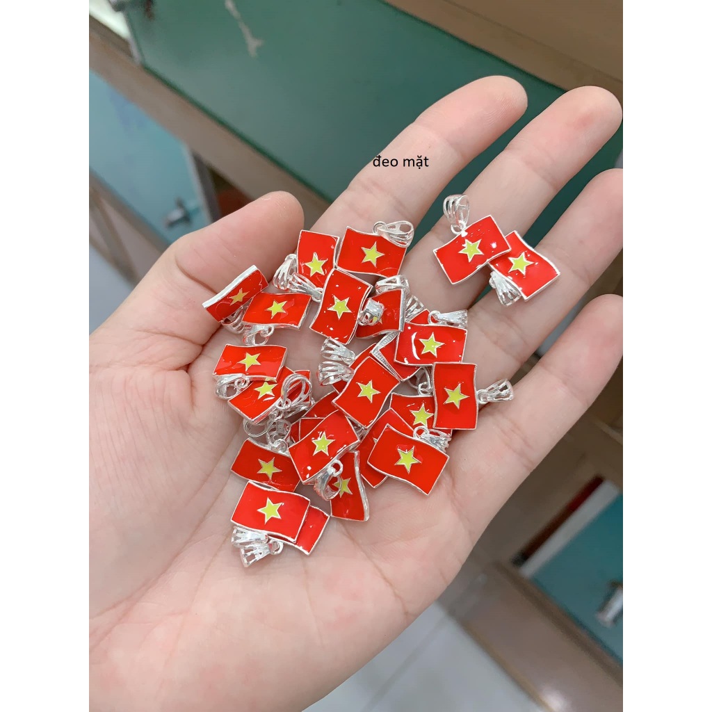 Charm lá cờ tổ quốc chuẩn bạc ta và mặt đeo