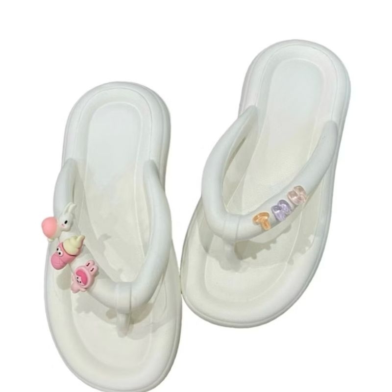 Hàng QC gắn 3 charm mỗi bên sẵn ngẫu nhiên và theo yêu cầu dép tông đi biển đế bệt dễ đi nhiều màu