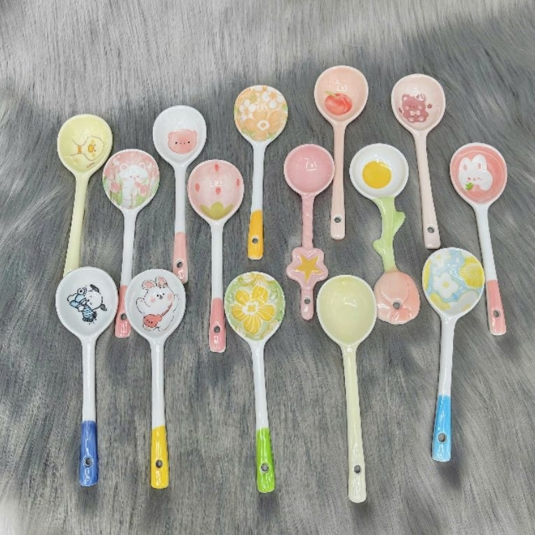Muỗng sứ, thìa sứ tráng men DQM họa tiết gấu có móc treo tiện lợi, nhiều mẫu lựa chọn an toàn sức khỏe