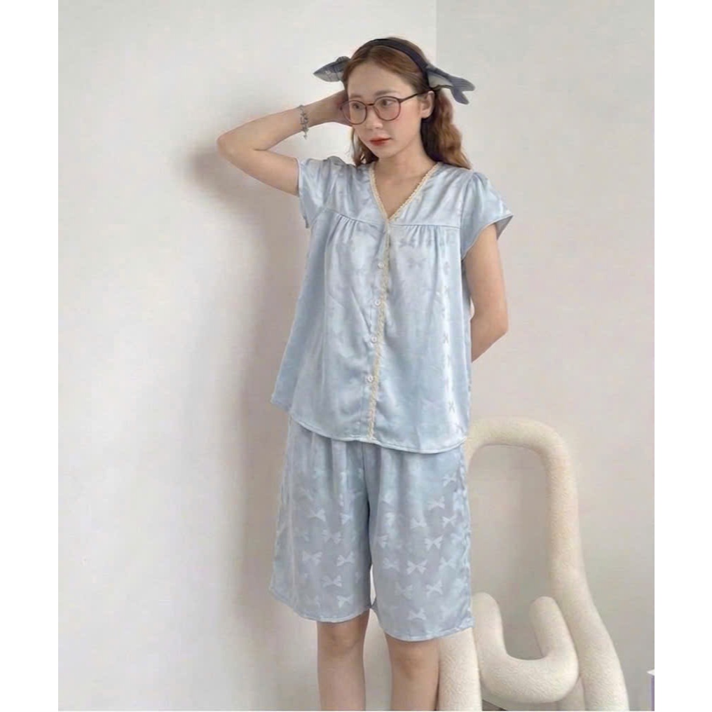 Bộ đồ ngủ quần lửng áo cổ tim viền ren xinh xắn chất lụa latin mềm mát và thấm mồ hôi tốt
