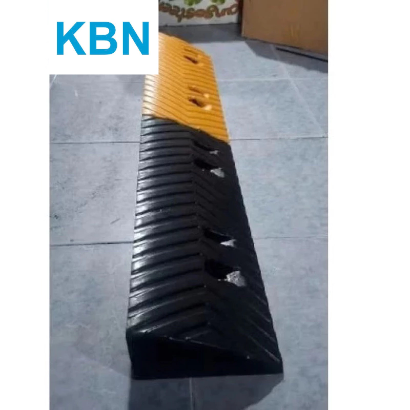 dốc bục lên xuống xe bằng cao su cao 7cm ( 100cm x 17cm x 7cm)