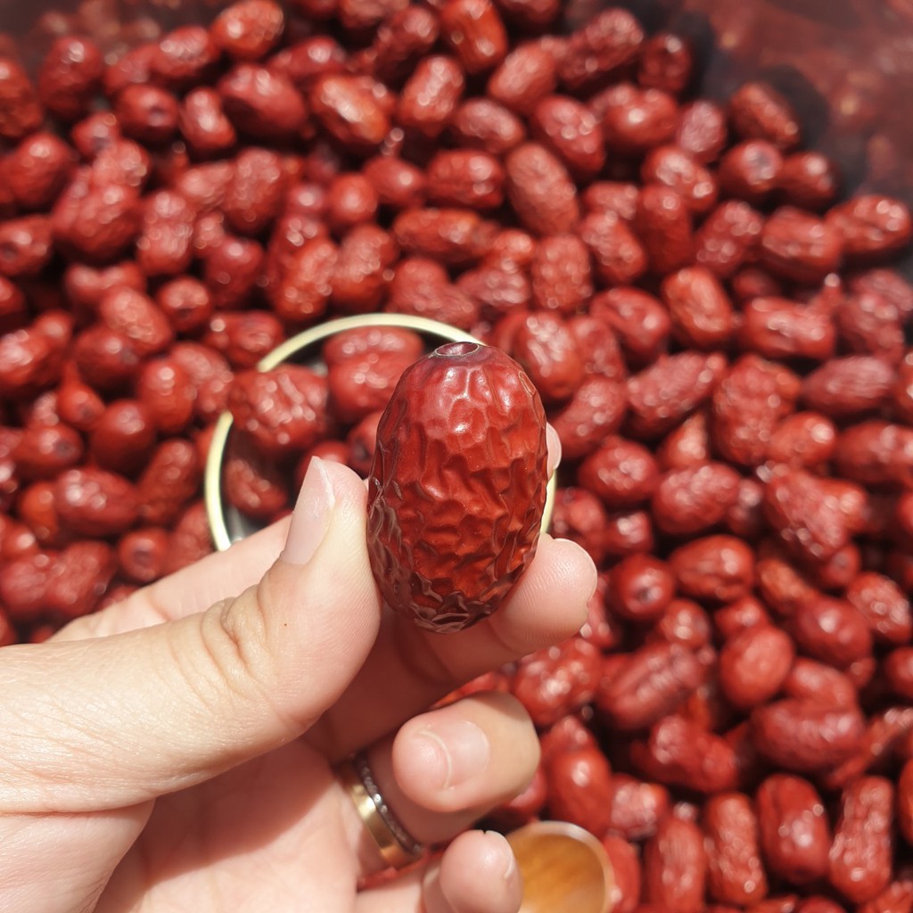 1Kg táo đỏ tân cương nguyên quả to khoảng 30 quả = 100 gram. Táo đỏ ăn siêu ngon FREESHIP