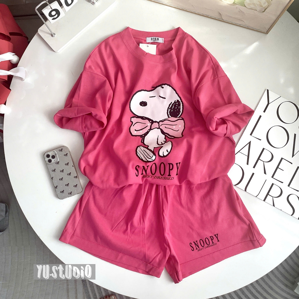 Bộ thun nữ YUSTUDIO 3158 cotton khô form rộng mẫu SNOOPY nơ hồng