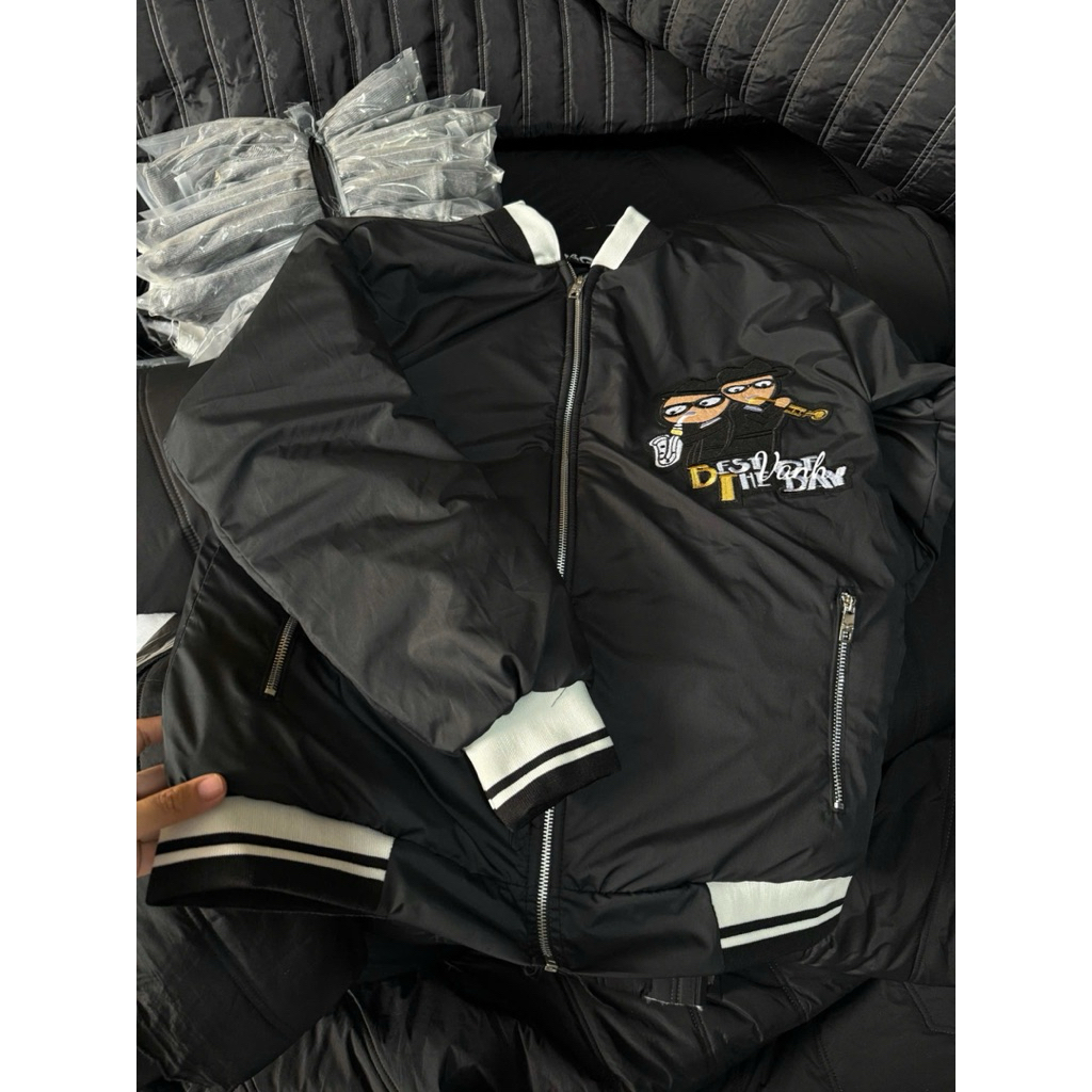 Áo khoác bomber đê gơ thêu the day ( trần bông )