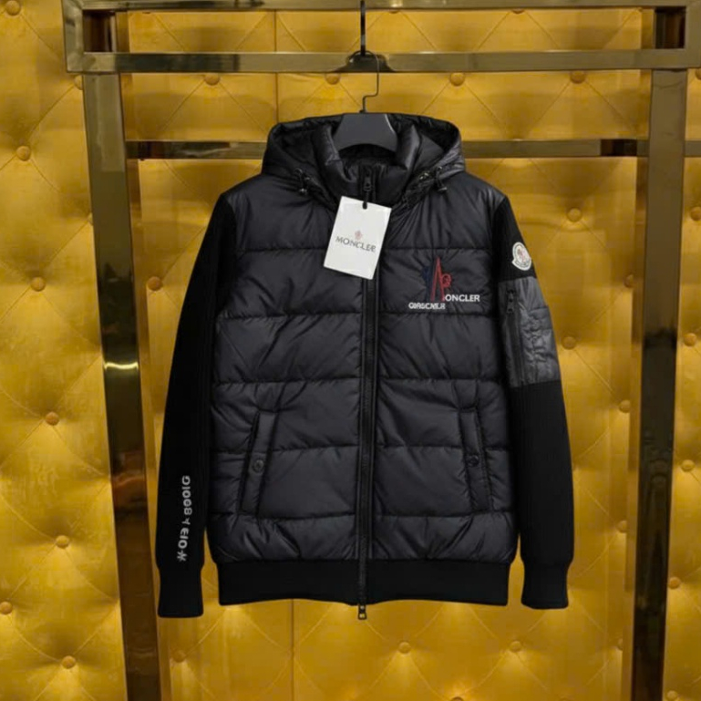 Áo Phao Đen Mo_n Hoạ tiết Túi Phối Logo Nét Keng Trắng thêu, Thân Áo Phối Nỉ Siêu Nét - Áo Khoác Boy Phố Hottrend 2026