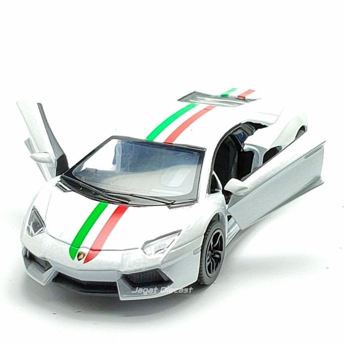 Kinsmart Lamborghini Aventador LP 700-4 w / in màu trắng