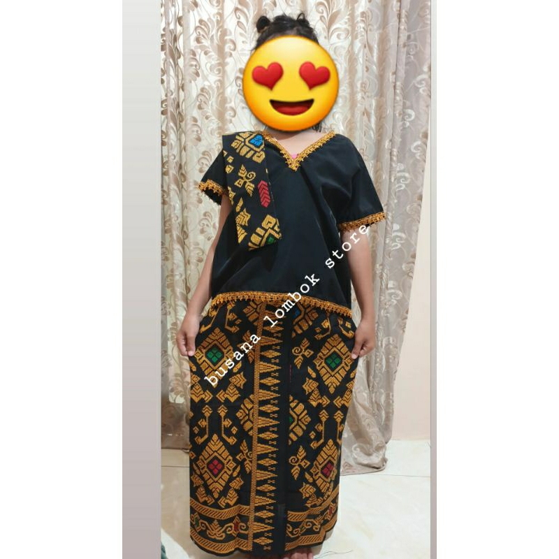 Bộ đồ dạ dày trẻ em truyền thống Lombok NTB, áo sơ mi ren vàng + váy họa tiết đầy đủ + khăn choàng