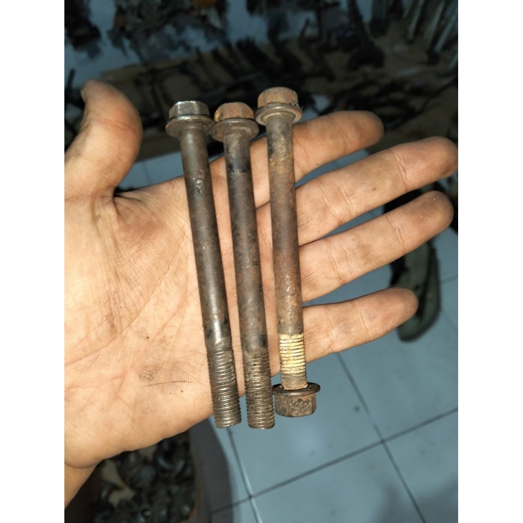 Bu lông động cơ karisma / Supra 125 chính hãng