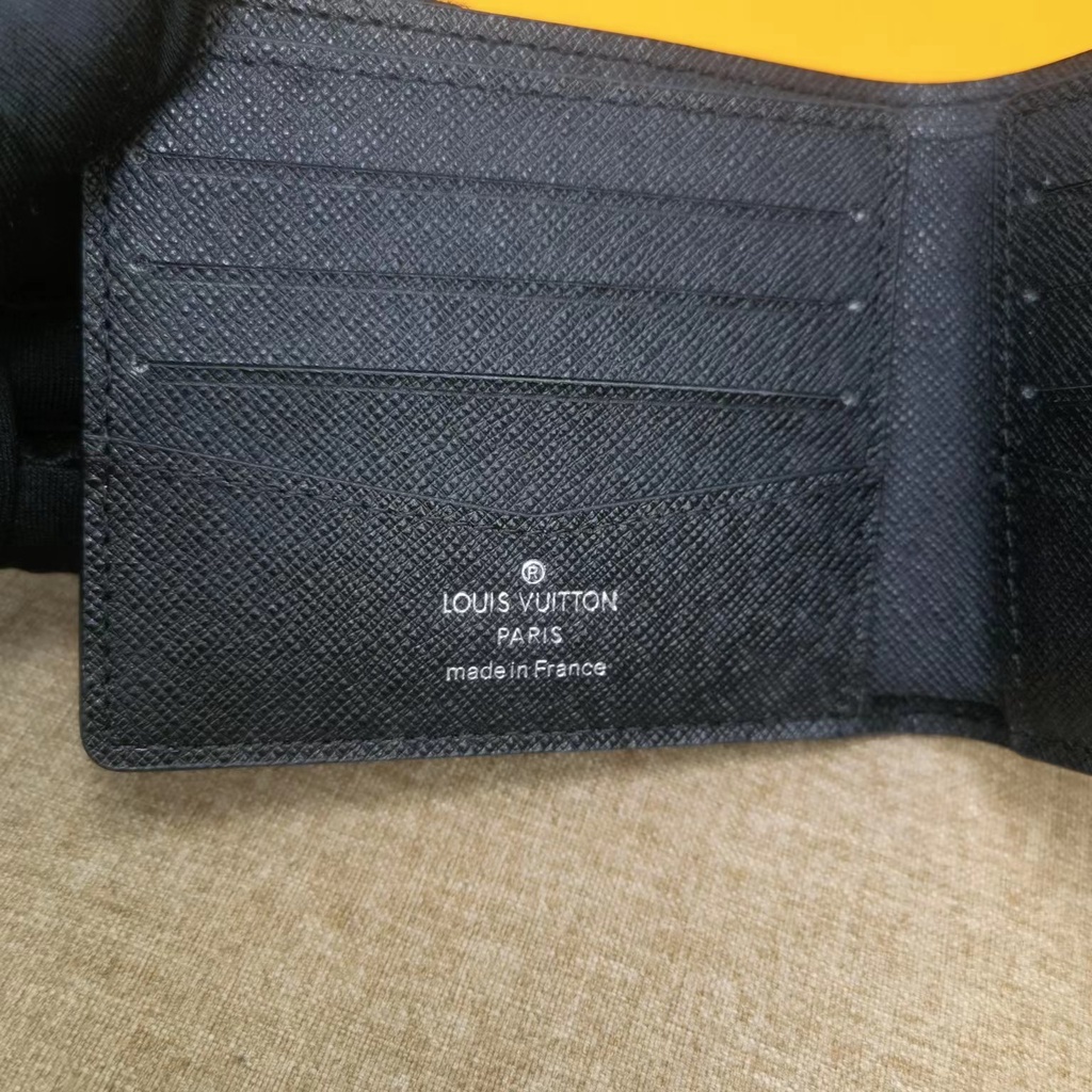 Ví Louis Vuitton LV Dáng Ngắn Phối Kẹp Cá Tính Cho Nam