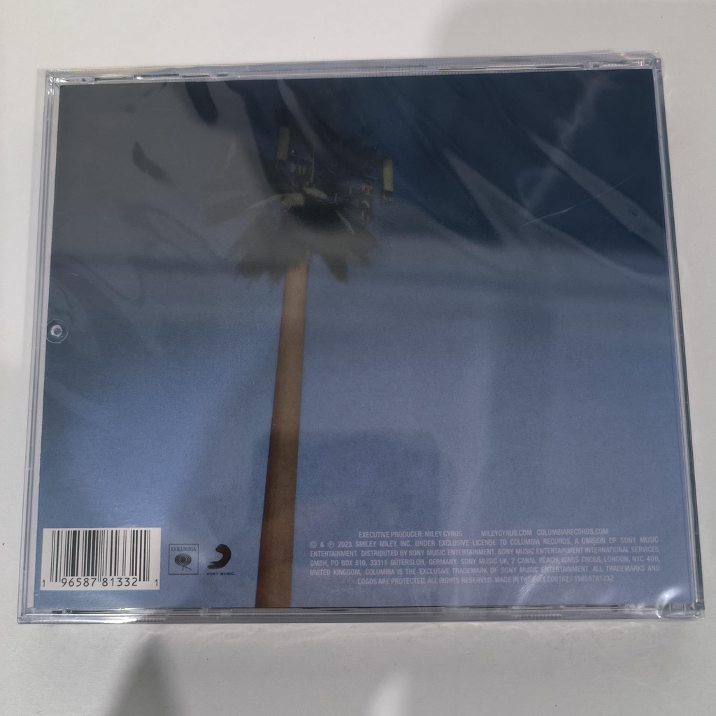 Album CD nghỉ hè bất tận của Miley Cyrus M04