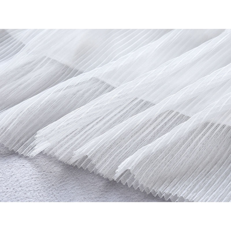 Cô gái ăn bánh ăn mặc váy Đầm Bé Gái