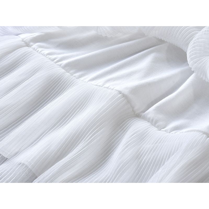 Cô gái ăn bánh ăn mặc váy Đầm Bé Gái