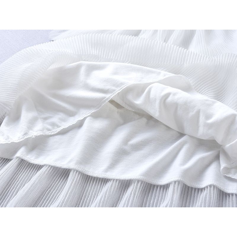 Cô gái ăn bánh ăn mặc váy Đầm Bé Gái