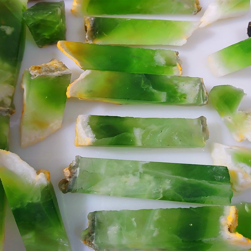 Đá Fluorite Pha Lê Xanh Lá Đậm Tự Biến Dạng