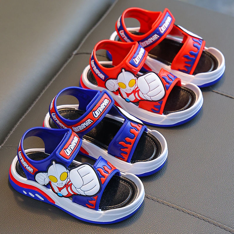 Mùa hè mới bé trai Ultraman Sandals trẻ em đế mềm thể thao mát mẻ kéo trẻ em bên ngoài đi giày bãi biển chống trượt