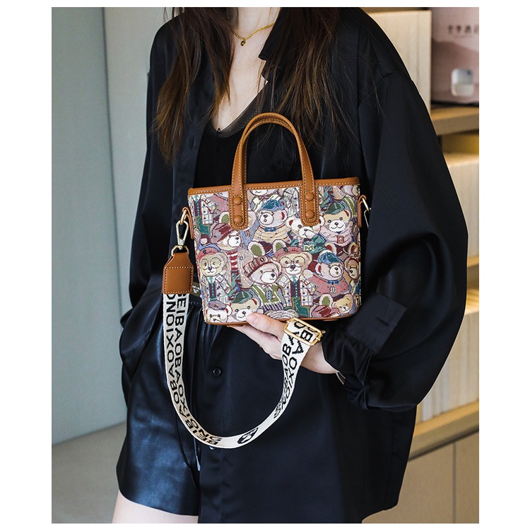 Túi Đeo Chéo Vai Họa Tiết Gấu Dễ Thương Cho Nữ