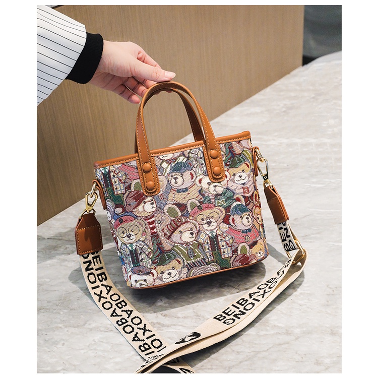 Túi Đeo Chéo Vai Họa Tiết Gấu Dễ Thương Cho Nữ