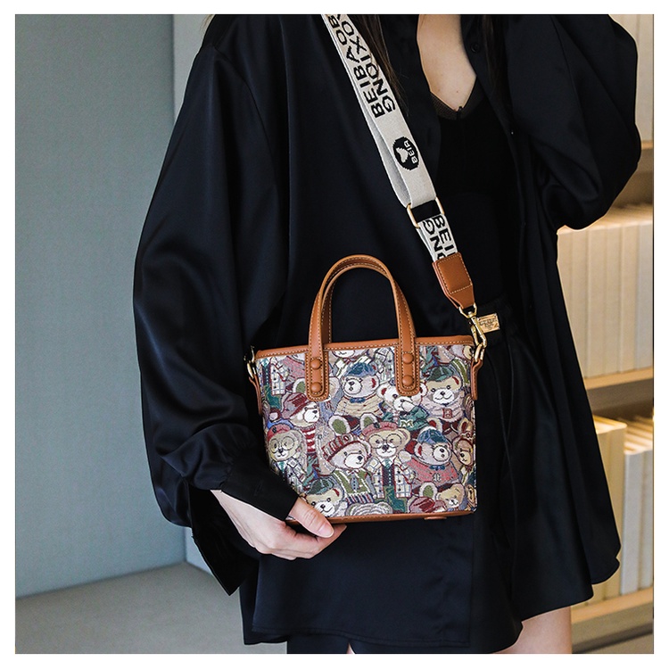 Túi Đeo Chéo Vai Họa Tiết Gấu Dễ Thương Cho Nữ