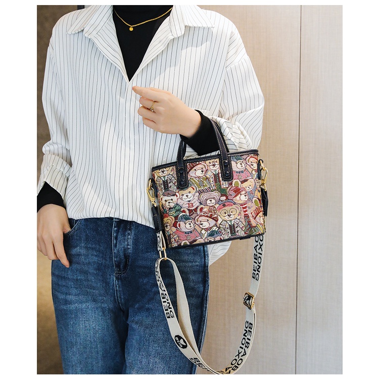 Túi Đeo Chéo Vai Họa Tiết Gấu Dễ Thương Cho Nữ