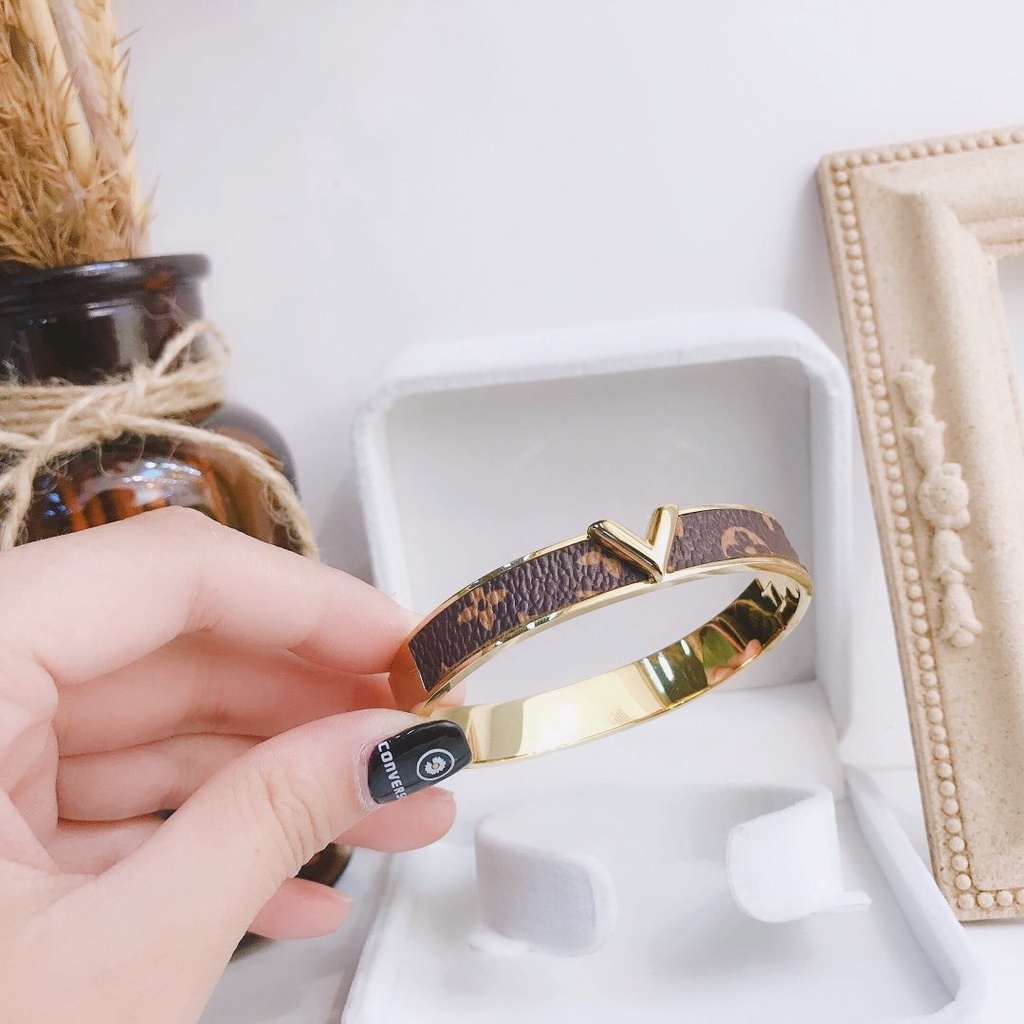 Vòng Tay Louis Vuitton Bằng Thép Titan Chống Nước Họa Tiết LV Monogram