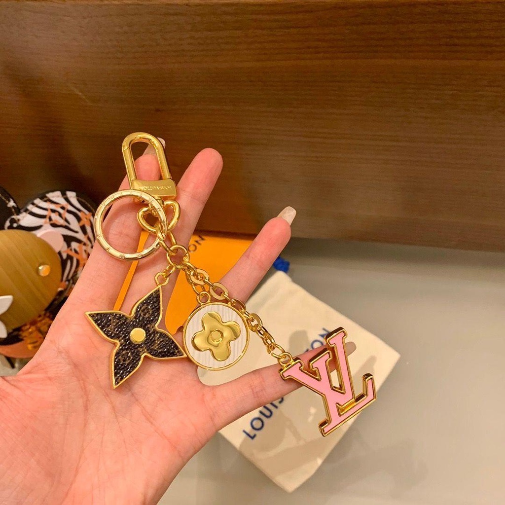 Lv old flower car key mặt dây chuyền móc khóa nữ dễ thương high-end nam checkerboard chain bag xu hướng trang sức