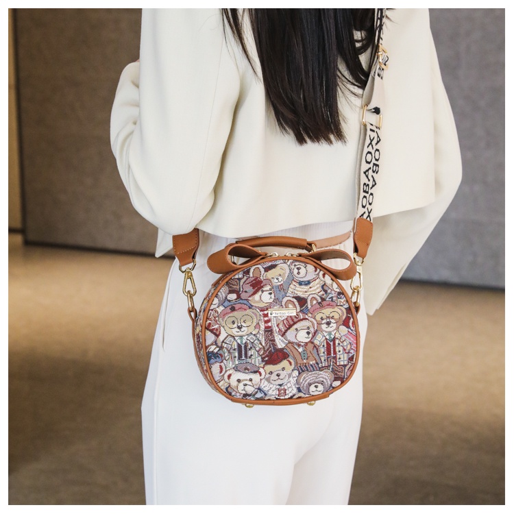 Túi Đeo Chéo Hình Tròn Cỡ Lớn Họa Tiết Gấu Katy Bear Thời Trang Chất Lượng Cao Dễ Phối Đồ Cho Nữ