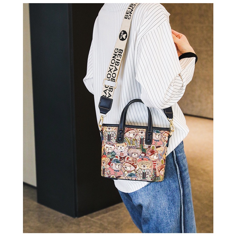 Túi Đeo Chéo Vai Họa Tiết Gấu Dễ Thương Cho Nữ