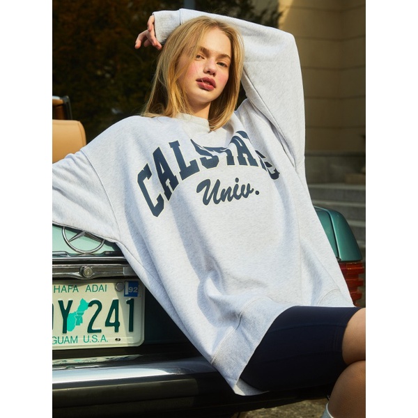 Áo sweatshirt WHO.A.U WHMWD1223U in họa tiết chữ lớn Cal State