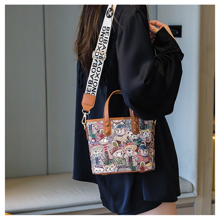 Túi Đeo Chéo Vai Họa Tiết Gấu Dễ Thương Cho Nữ