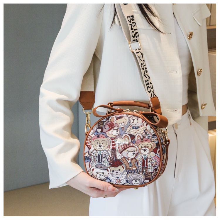 Túi Đeo Chéo Hình Tròn Cỡ Lớn Họa Tiết Gấu Katy Bear Thời Trang Chất Lượng Cao Dễ Phối Đồ Cho Nữ