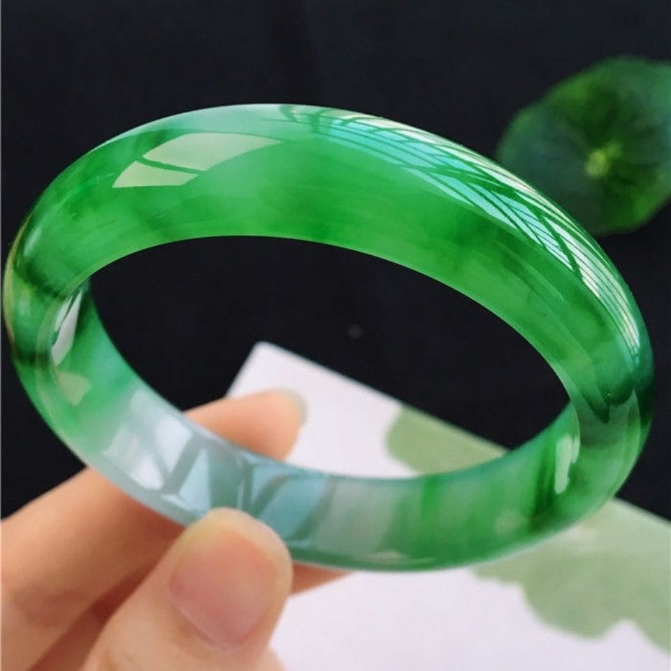 Vòng Tay Ngọc Bích Nổi Hình Hoa Màu Sắc Ngọc Bích Tinh Tế Chất Lượng Cao Kèm Hộp Quà