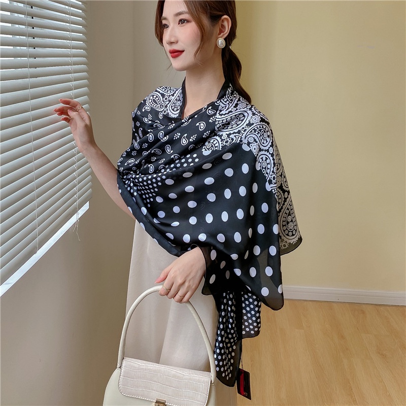 Khăn Choàng Lụa Mỏng Họa Tiết Chấm Bi Màu Trắng Đen Phong Cách Hàn Quốc Thời Trang Thu Đông