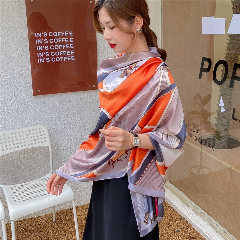 Khăn Choàng Cổ Lụa Phối Dây Xích Màu Cam Phong Cách Âu Mỹ Thời Trang Thu Đông