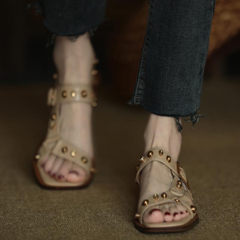 Giày Sandal Hở Ngón Đế Thấp Đính Đinh Tán Thời Trang Mùa Hè 2023 Phong Cách Mới Dành Cho Bạn Nữ