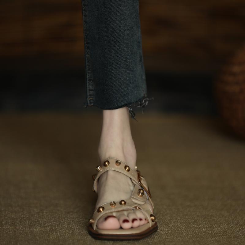 Giày Sandal Hở Ngón Đế Thấp Đính Đinh Tán Thời Trang Mùa Hè 2023 Phong Cách Mới Dành Cho Bạn Nữ