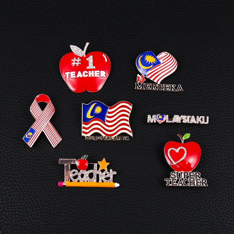 Ghim Cài Áo Hình Chữ Cái Đính Đá Thời Trang Mới