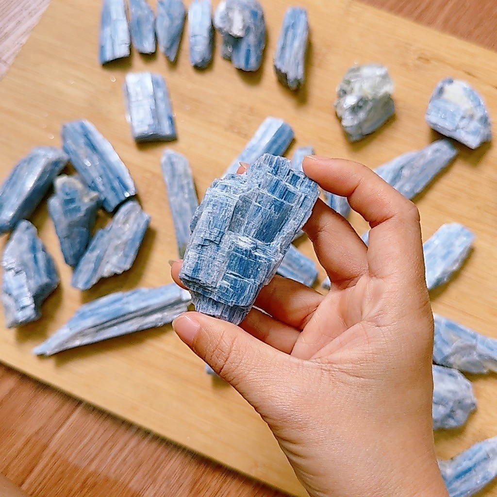 Tinh thể đá Kyanite, Kyanite crystals, kết nối và cân bằng năng lượng, phát triển trực giác và giao 