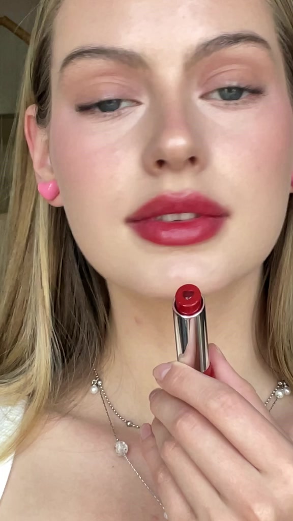 Son Môi SHEGLAM Hello Kitty Sandwich Lipstick, Son Dưỡng Ẩm Màu Lên Chuẩn, Lâu Trôi, Bóng Nhẹ, Giúp Môi Mịn Màng | BigBuy360 - bigbuy360.vn