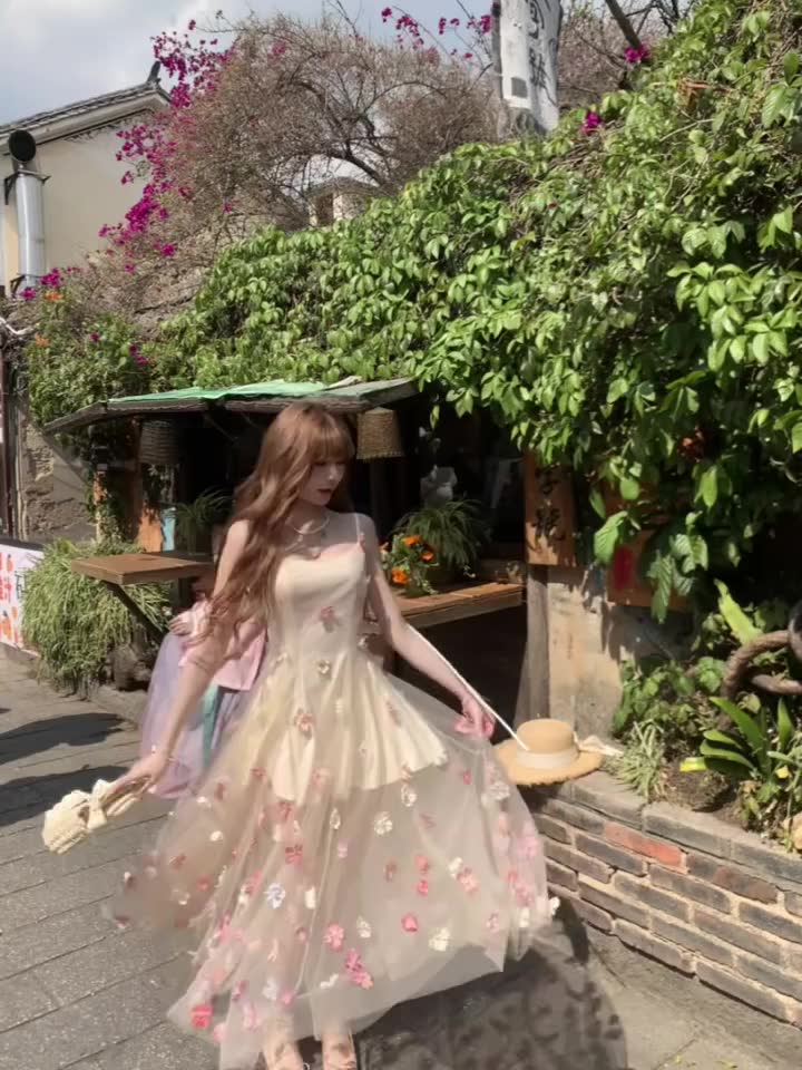 Đầm hoa mềm mại và nữ tính hoàn hảo cho mọi dịp | BigBuy360 - bigbuy360.vn