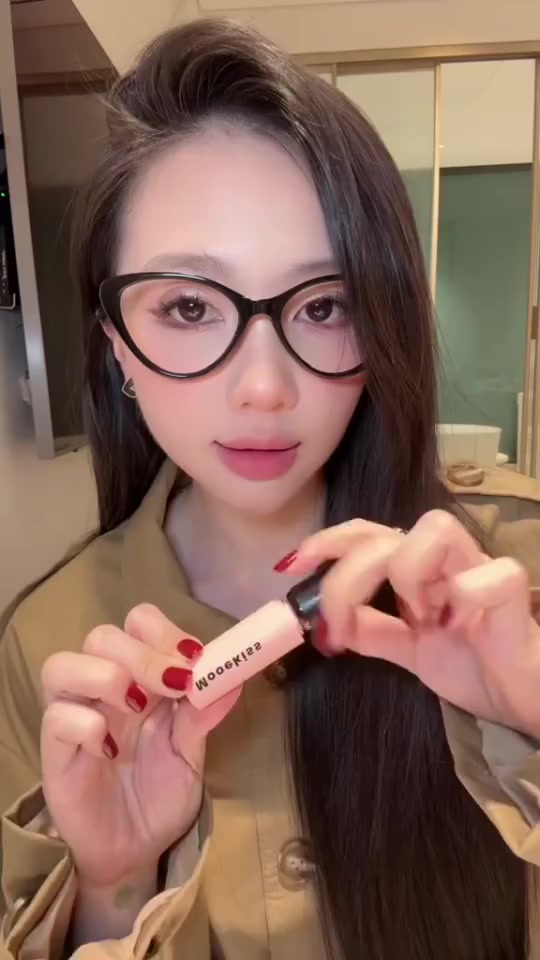 [Live] Son môi Mooekiss Velvet Matte giúp giảm đổi màu môi, thích hợp tông màu da vàng, làm sáng tông màu da, 3g | BigBuy360 - bigbuy360.vn