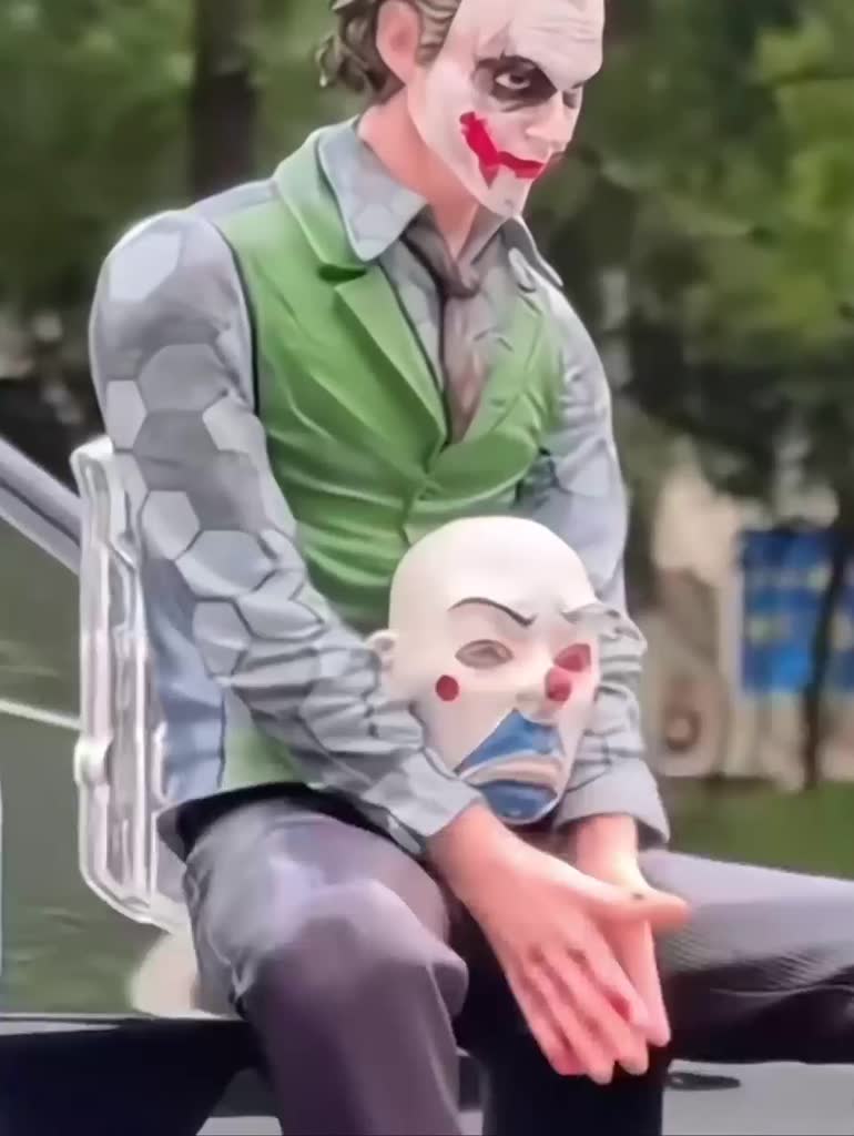 Đồ trang trí ô tô Chú hề Heath Ledge