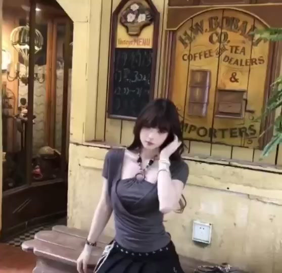 New Áo Thun Phối Cổ Yếm Đính Hạt Style Hothit Ngắn Tay Cổ Vuông Xám Tôn Da Ôm Body Xuân Hè Âu Mỹ Style | BigBuy360 - bigbuy360.vn
