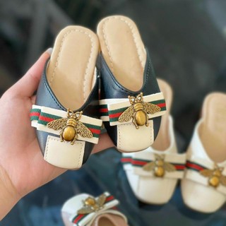 Giày sục mũi vuông phối nơ 2 màu đính ong Hottrend đế cao su chống trơn trượt dễ thương cho bé