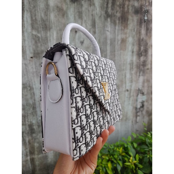Túi xách túi đeo chéo chữ đen trắng
