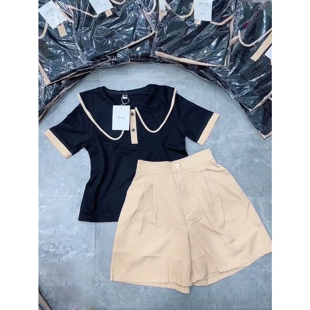 Set đồ nữ gồm áo màu đen chất da cá cổ viền bèo và quần short màu be chất trượt Hàn