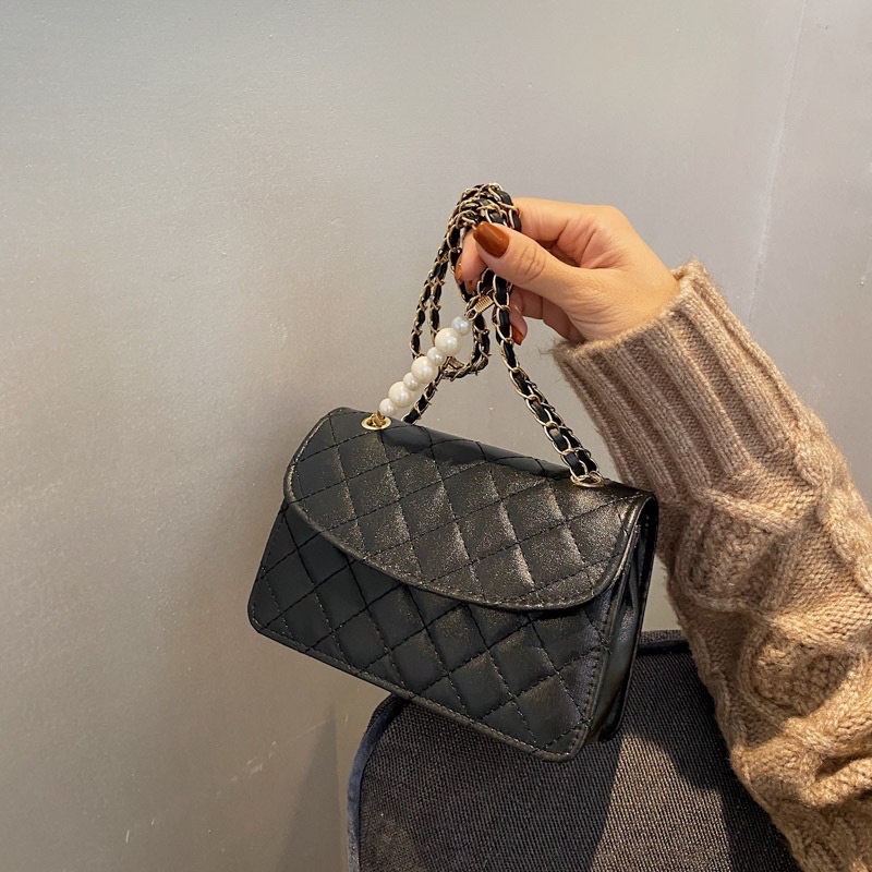 Túi xách nữ đeo chéo kẹp nách da thêu có nắp dây xích phối hạt ngọc nhân tạo.