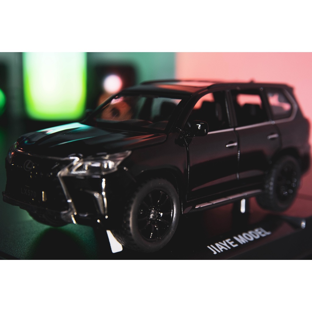 Xe mô hình hợp kim Lexus LX570 XLG tỉ lệ 1:32 màu đen